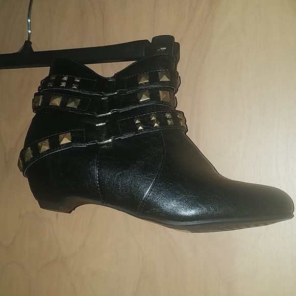 Boots - Picture 2 of 3